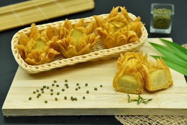 KUE BUNGA TERATAI ISI KACANG HIJAU