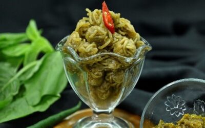 SPINACH NOODLE POPCORN WITH GREEN CHILI