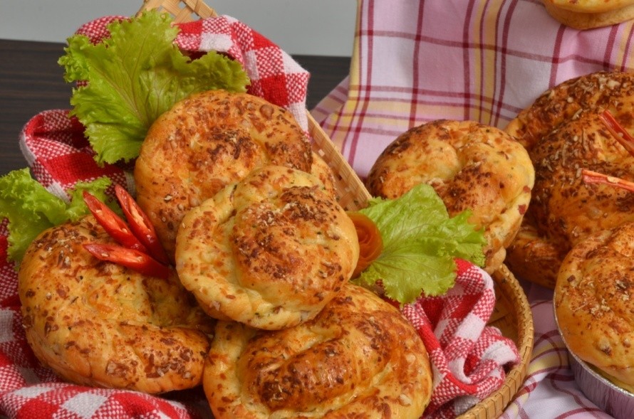 ROTI KEJU DAGING ASAP TABUR PARMESAN