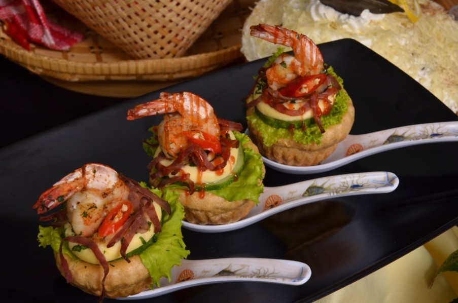 MINI CREAM PUFFS WITH SHRIMP SALAD