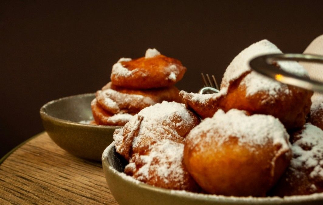 Mengenal Oliebollen, Donat Belanda yang Mirip Odading